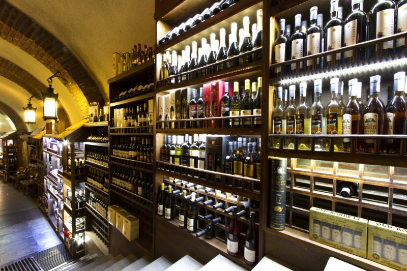 bar-ST RAPHAEL-min_world_street_travel_shop_canon_georgia_wine_bottles-429767